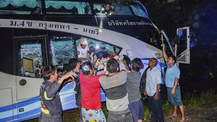 Xe khách đâm vào cây ven đường ở Thái Lan, 14 người chết tại chỗ